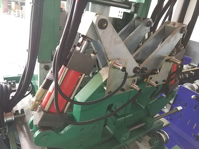 全自動C/Z型鋼一體機又叫C/Z互換壓型機,C、Z互換檁條機,是將C型機和Z型機合二為一的壓瓦機設備,為用戶提供的可通過PLC電腦控制在短時間內(nèi)實現(xiàn)C/Z兩種型號各種規(guī)格檁條互換生產(chǎn)的高自動化檁條成型設備。正創(chuàng)品牌全自動C、Z互換檁條機生產(chǎn)過程完全自動控制,換規(guī)格時無須更換成型輥,徹底改變了使用C、Z兩種不同設備分別加工C、Z型兩種不同檁條的歷史,為用戶節(jié)省了大量的投資成本與場地空間。 C/Z互換檁條機產(chǎn)品亮點: 1、生產(chǎn)的C型檁條平直度好,具有良好的抗壓抗彎能力; 2、生產(chǎn)的Z型檁條可反向搭接安裝,連接點安裝強度加大; 3、全自動電控系統(tǒng)設有報錯裝置,確保生產(chǎn)線的安全穩(wěn)定; 4、驅(qū)動采用減速電機加變頻控制,速度控制,定長、定位準確可靠; 5、可以輥壓CZ兩種不同型材,節(jié)約了用戶的購買成本和場地空間; 6、無須更換成型輥便可實現(xiàn)兩種型號型材的轉(zhuǎn)換,速度快、效率高。 正創(chuàng)C、Z互換檁條機由導向、矯平裝置、2臺液壓沖孔裝置、液壓切斷裝置、電控系統(tǒng)、液壓系統(tǒng)等組成。該設備通過三個減速機,經(jīng)鏈輪齒輪固定轉(zhuǎn)動固定軸,實現(xiàn)不同型號檁條的互換,可通過手工旋轉(zhuǎn)固定旋轉(zhuǎn)板來實現(xiàn)C/Z互換,檁條輸入的長度、縱向孔距、數(shù)量等參數(shù),設備即可進行自動沖孔、切斷、成型。全自動C/Z型檁條機具有運行穩(wěn)定可靠,沖壓孔精密度高,產(chǎn)量高,為廣大用戶帶來使用的便捷。 選型建議: 正創(chuàng)全自動C/Z型鋼一體機整機外形美觀、生產(chǎn)效率高,生產(chǎn)速度達到20m/min,其他常規(guī)參數(shù)有:成型輥道數(shù)為12道、機組*大切斷寬度300mm、*大剪切厚度3mm,如有特殊需求,建議您隨時撥打正創(chuàng)服務熱線:138-6180-1880,公司專業(yè)技術(shù)人員將會根據(jù)您的要求提供給您*為滿意的答復。 全自動C Z型鋼參數(shù):